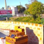 un policía detuvo a un auto sospechoso y lo balearon