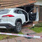 dos ladrones muertos, dos detenidos y un auto incrustado en una casa