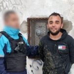 La indignante sonrisa del detenido por robar un auto, arrastrar 100 metros a su dueña y dejarla en coma