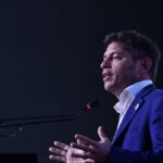 Axel Kicillof envía ley para tomar deuda y hacer obras, con condonación de deudas a municipios
