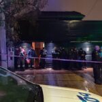 un joven con presuntos problemas psiquiátricos baleó y apuñaló a su madre y mató a la pareja de la mujer