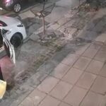 La dramática escena de una nena con un globo y las manos en alto en medio del violento robo a una familia