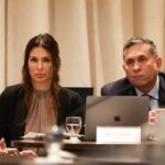 llegada tarde y sin emitir palabra