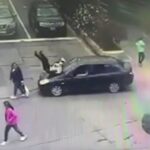 iba manejando en ojotas y se le trabó el acelerador