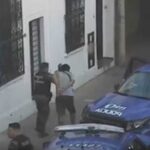 ella lo dejó encerrado y llamó a la Policía